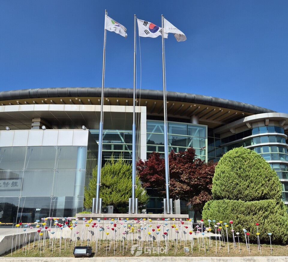 충주호암체육관 일대 친환경 반사꽃 식재 모습 / 사진제공=충주시시설관리공단