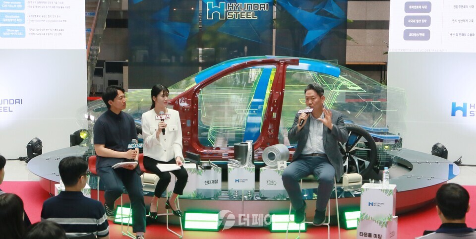 현대제철 서강현 사장(사진 맨 오른쪽)이 지난 5일 당진제철소 기술연구소 1층 로비에서 진행된 '타운홀 미팅'에서 직원들과 대화의 시간을 가지고 있다. / 사진제공=현대제철