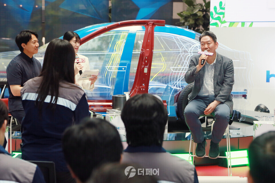 현대제철 서강현 사장(사진 맨 오른쪽)이 지난 5일 당진제철소 기술연구소 1층 로비에서 진행된 '타운홀 미팅'에서 직원들과 대화의 시간을 가지고 있다. / 사진제공=현대제철