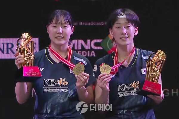 사진 2024 인도네시아오픈배드민턴선수권대회 여자복식 우승을 차지한 백하나-이소희