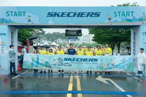 배우 유지태를 중심으로 10km 출발 전 외치는 파이팅(사진 제공: 스케쳐스코리아)