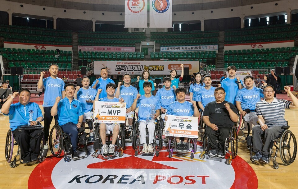 코웨이 블루휠스 휠체어농구단이 우정사업본부장배 전국휠체어농구대회에서 우승을 차지했다. 코웨이 블루휠스 선수들과 관계자들이 기념촬영을 하고 있다. / 사진제공=코웨이