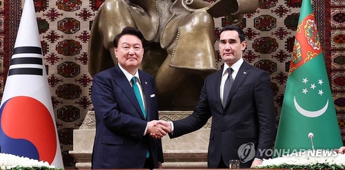 윤석열 대통령과 세르다르 베르디무하메도프 투르크메니스탄 대통령이 10일 오후(현지시간) 투르크메니스탄 아시가바트 대통령궁에서 한·투르크메니스탄 정상회담 뒤 열린 공동언론발표를 마치며 악수하고 있다. / 사진=연합뉴스