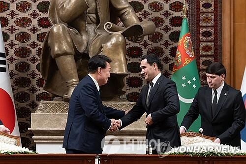 투르크메니스탄을 국빈 방문 중인 윤석열 대통령이 10일 오후(현지시간) 투르크메니스탄 아시가바트 대통령궁에서 세르다르 베르디무하메도프 투르크메니스탄 대통령과 한·투르크메니스탄 공동언론발표를 마친 뒤 악수하고 있다. / 사진=연합뉴스