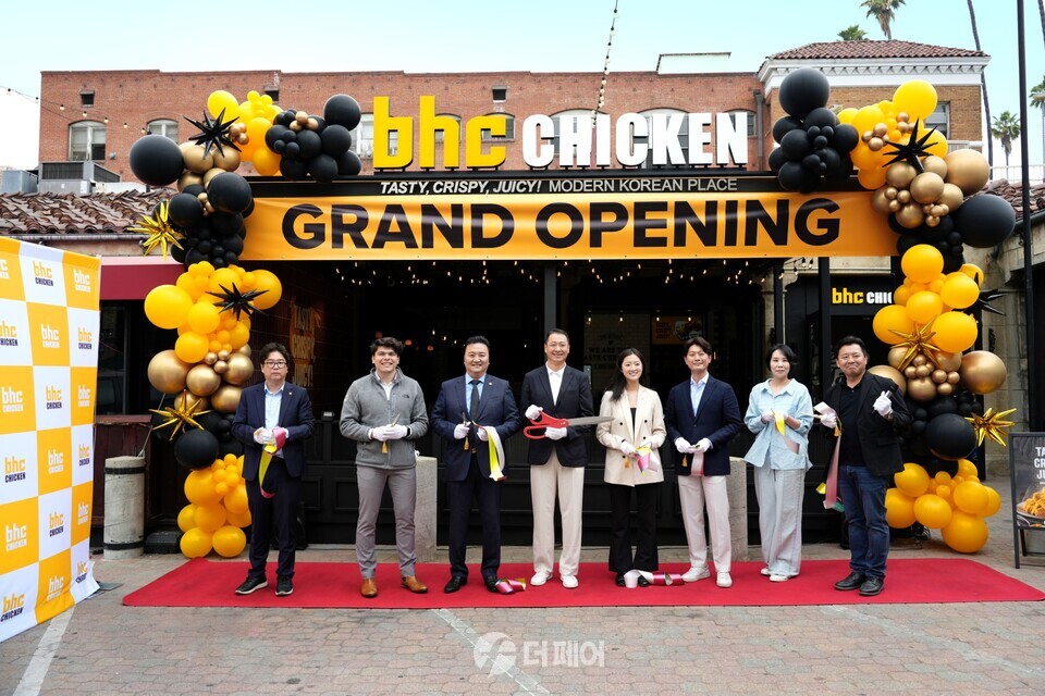 bhc치킨, LA에 미국 3호점 ‘채프먼 플라자점’ 오픈 / 사진제공=bhc