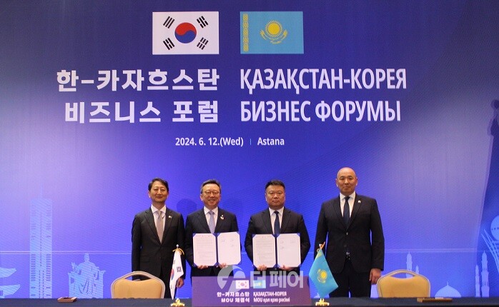 카자흐스탄 힐튼 아스타나에서 개최된 ‘한-카자흐스탄 비즈니스 포럼’에서 신한은행 정상혁 은행장(왼쪽에서 두번째), Shin-Line 안드레이 신 회장(왼쪽에서 세번째)이 협약식 이후 산업통상자원부 안덕근 장관(왼쪽에서 첫번째), 카자흐스탄 산업건설부 샤를라파예프 카나트 장관과 기념촬영하는 모습 / 사진제공=신한은행