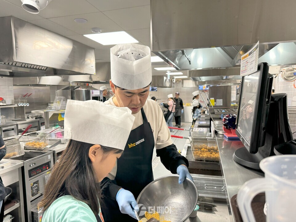(자료사진) bhc치킨, 아빠와 함께하는 ‘bhc 쿠킹클래스’ 진행 장면 / 사진제공=bhc치킨