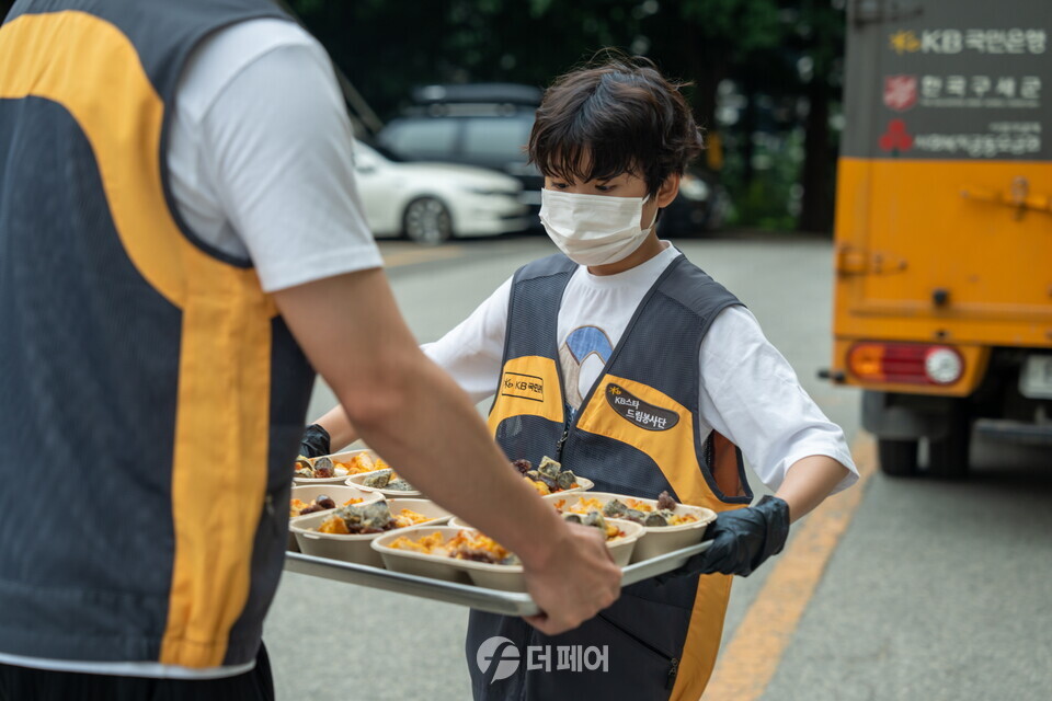 KB국민은행 임직원 및 가족이 지난 15일 시립은평의마을을 방문해 어르신들의 건강한 여름나기를 도왔다 / 사진제공=KB국민은행