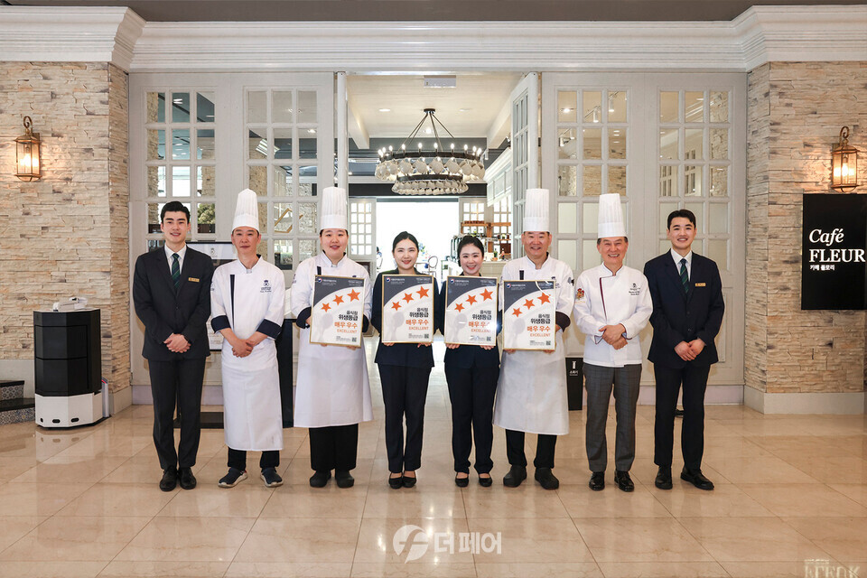 이랜드파크 켄싱턴호텔앤리조트가 식품의약품안전처 위생등급 매우우수 인증 획득을 기념해 조리 총괄 김순기상무(오늘쪽부터 2번째)와 켄싱턴호텔 평창의 임직원들이 기념촬영을 했다. / 사진제공=이랜드파크