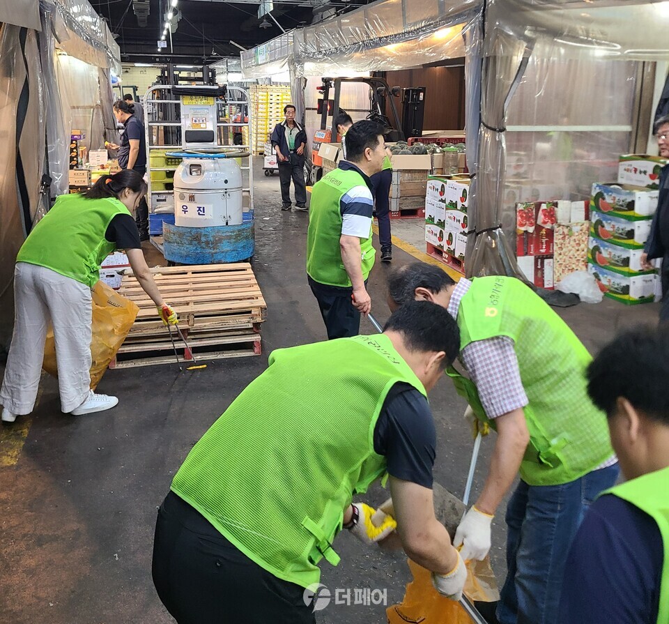 농협가락공판장 직원, 중도매인, 하역노조원 등 20여명이 합동 환경정비 활동을 실시하고 있다. / 사진제공=농협중앙회