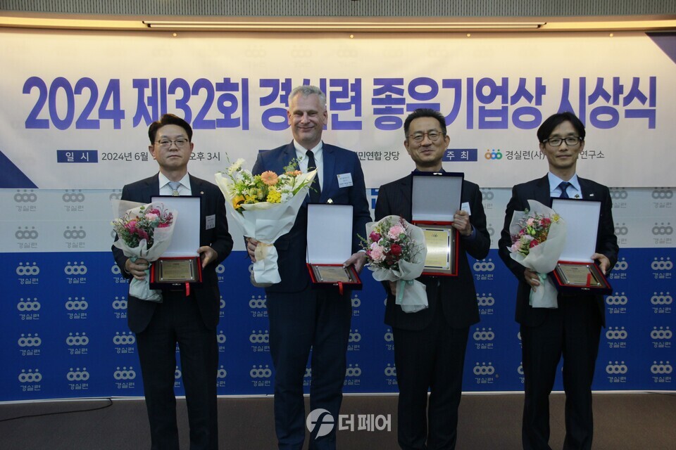 제32회 경실련 좋은기업상 시상식에서 동아에스티 지속가능경영실 소순종 전무(사진에서 오른쪽 두번째)와 수상 기업 관계자들이 기념사진을 촬영하고 있다. / 사진제공=동아ST