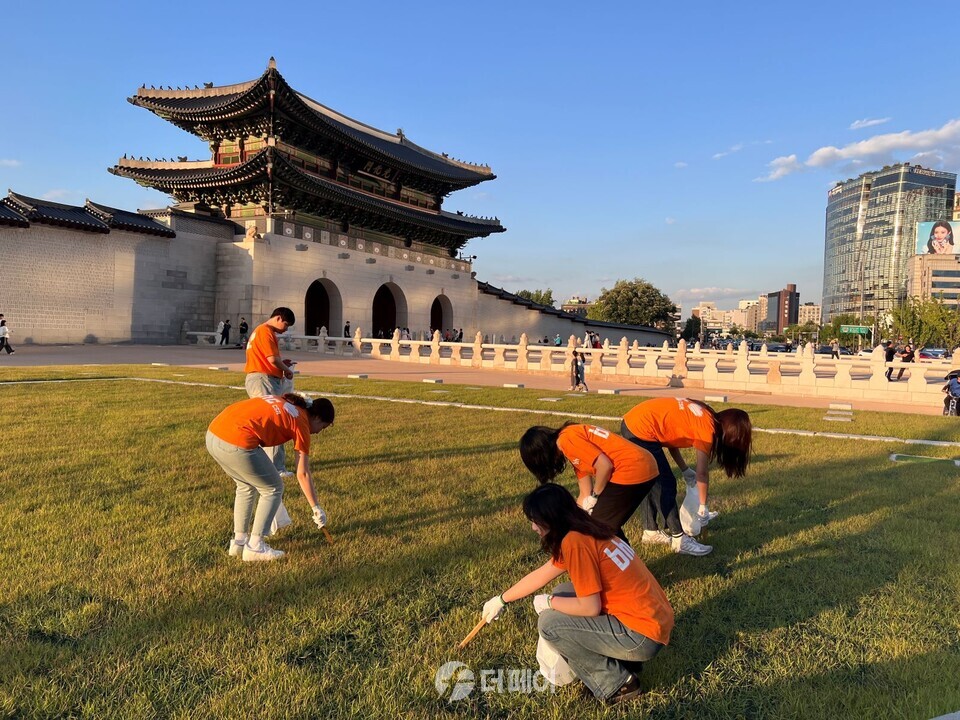 bhc그룹 ‘BSR 봉사단’, 광화문 일대 환경 정화 활동 / 사진제공=bhc