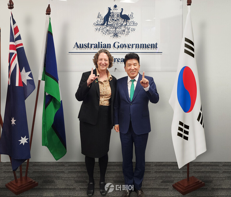 하나금융그룹은 지난 21일 글로벌 ESG 협력 강화를 위해 호주 캔버라에 소재한 재무부를 방문했다. 함영주 하나금융그룹 회장(사진 오른쪽)이 재무부 기후에너지 총괄인 알렉스 히스(Alex Heath) 차관보(사진 왼쪽)와 함께 녹색금융 협력 방안과 관련한 미팅을 마치고 기념촬영을 하고 있다. / 사진제공=하나금융그룹