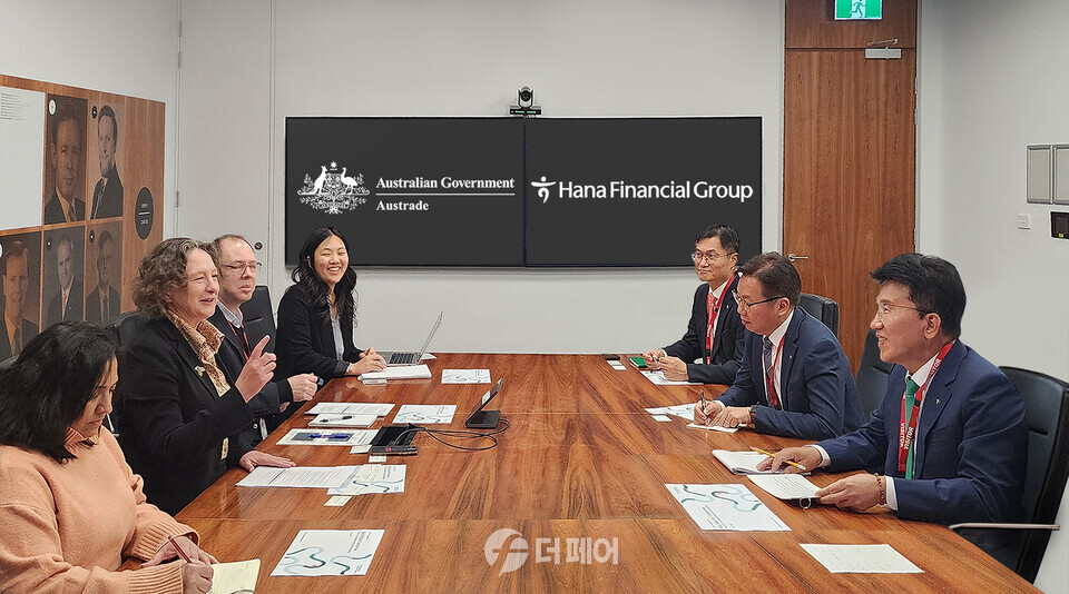 하나금융그룹은 지난 21일 글로벌 ESG 협력 강화를 위해 호주 캔버라에 소재한 재무부를 방문했다. 함영주 하나금융그룹 회장(사진 오른쪽 맨 앞)이 재무부 기후에너지 총괄인 알렉스 히스(Alex Heath) 차관보(사진 왼쪽에서 두 번째)와 현지 담당자들을 만나 다양한 녹색금융 협력 방안들을 논의하고 있다. / 사진제공=하나금융그룹