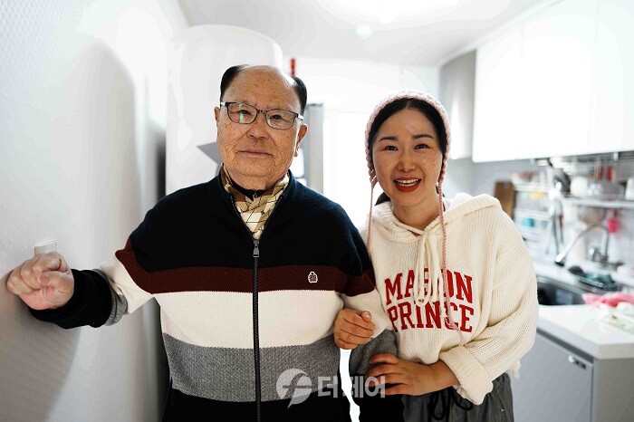 (좌측부터) 보훈재가복지서비스 지원을 받고 있는 양기봉 월남전 참전 국가유공자와 홍미영 요양보호사의 모습 / 사진=국가보훈부