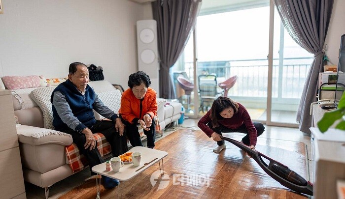 6.25 전쟁 참전 국가유공자 집을 방문해 청소를 도와주고 있는 요양보호사 김선진 씨의 활동 모습 / 사진=국가보훈부