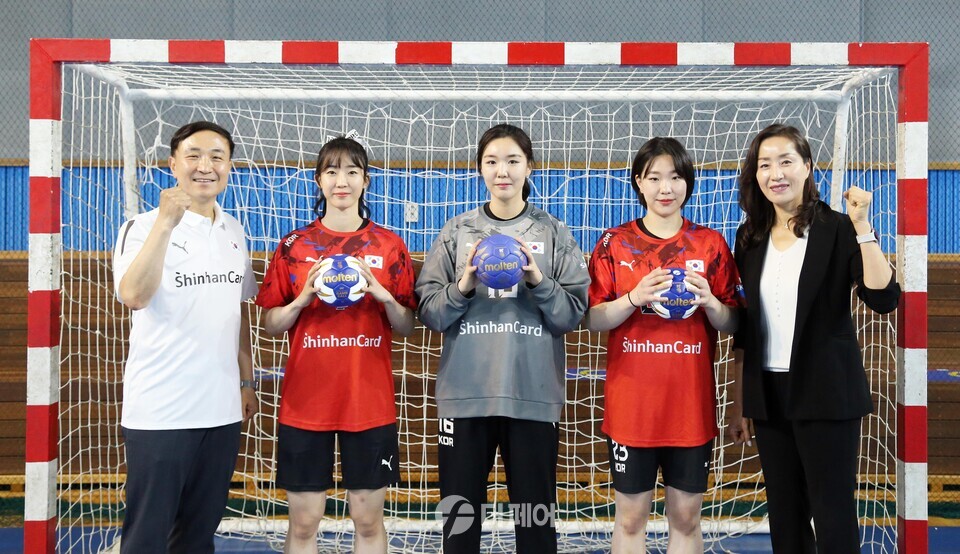 신한금융그룹(회장 진옥동)은 '2024 파리올림픽'에 출전하는 5개 후원 종목 국가대표팀에 격려금을 전달했다고 25일 밝혔다. 24일 오전 신한카드 문동권 사장은 올림픽핸드볼경기장에서 여자 핸드볼 국가대표팀을 만나 그룹의 격려금과 응원메시지를 전달했다. 문 사장이 여자 핸드볼 국가대표 신은주 선수, 박새영 선수, 우빛나 선수, 대한핸드볼협회 장리라 부회장(왼쪽부터)과 함께 대표팀의 선전을 기원했다. / 사진제공=신한카드