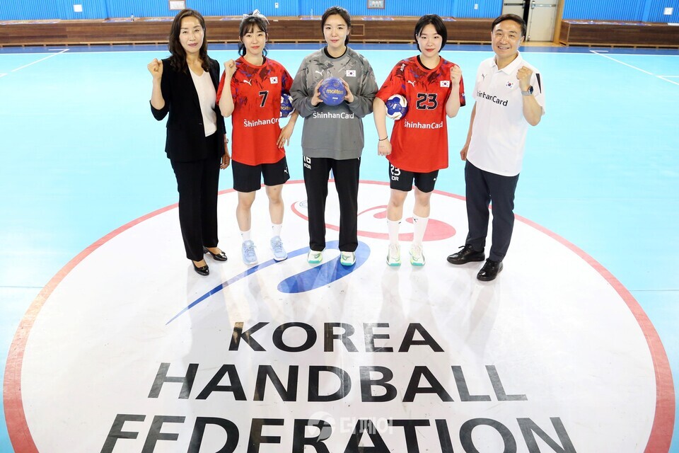 신한금융그룹(회장 진옥동)은 '2024 파리올림픽'에 출전하는 5개 후원 종목 국가대표팀에 격려금을 전달했다고 25일 밝혔다. 24일 오전 신한카드 문동권 사장은 올림픽핸드볼경기장에서 여자 핸드볼 국가대표팀을 만나 그룹의 격려금과 응원메시지를 전달했다. 문 사장이 여자 핸드볼 국가대표 우빛나 선수, 박새영 선수, 신은주 선수, 대한핸드볼협회 장리라 부회장(오른쪽부터)과 함께 대표팀의 선전을 기원했다. / 사진제공=신한카드