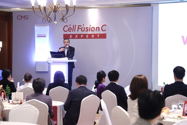 씨엠에스랩 이진수 대표가 최근 그랜드 인터컨티넨탈 서울 파르나스에서 열린‘셀퓨전씨 엑스퍼트 신제품 론칭 기념 심포지엄’에서 개회사를 하고 있다.