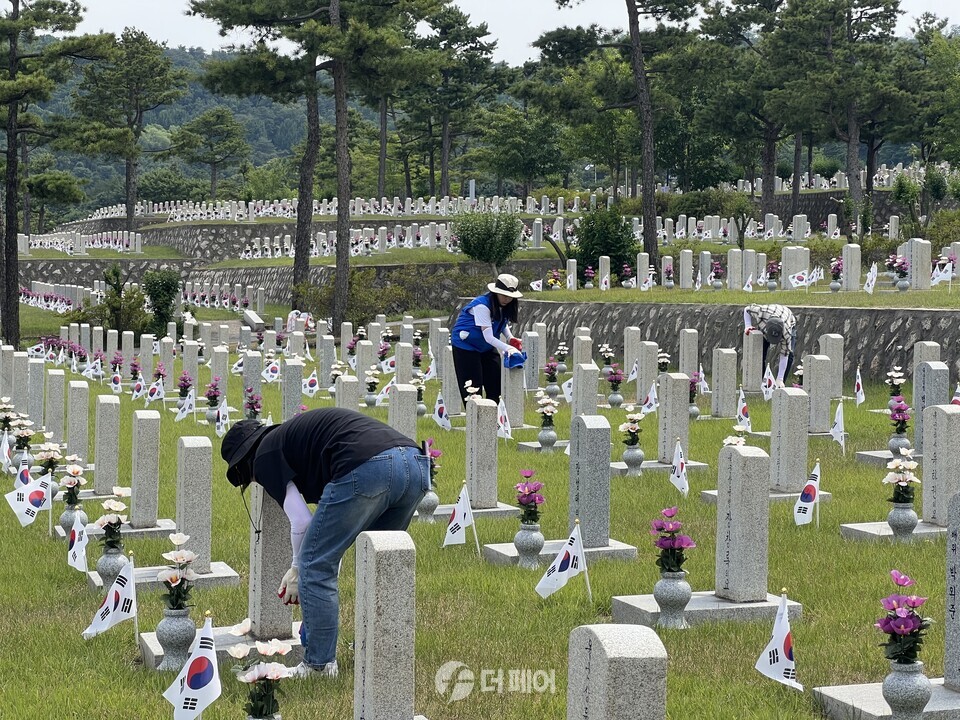 신한투자증권 임직원들이 국립서울현충원에서 비석 정화 활동을 진행하고 있다. / 사진제공=신한투자증권