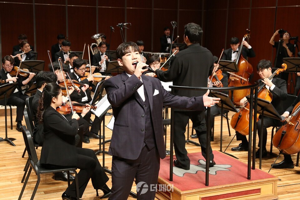 지난 25일 서울시 마포구에 위치한 마포아트센터에서 진행된 ‘위드콘서트, 기억의 울림’에서 테너 김성현이 ‘뮤지컬 이순신’의 ‘나를 태워라’를 열창하는 모습 / 사진제공=신한은행