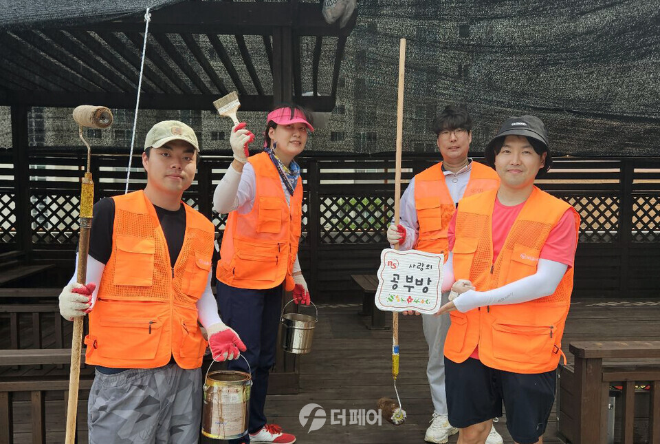 NS홈쇼핑 임직원자원봉사자들이 경기남부아동일시보호소에서 시설 정비를 위한 자원봉사를 실시했다. / 사진제공=NS홈쇼핑