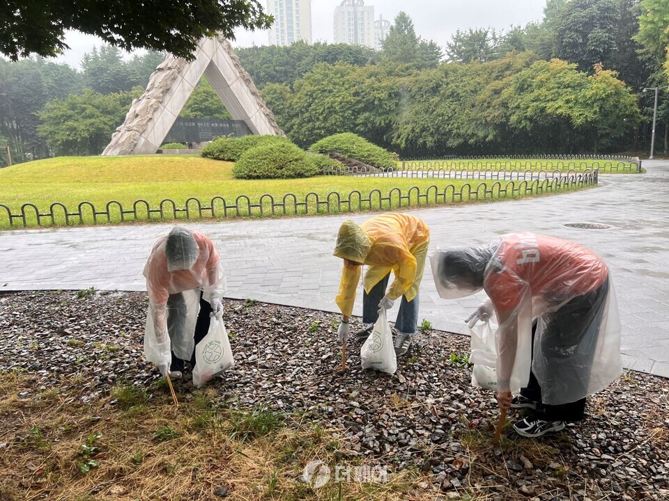 BSR봉사단, 매헌시민의 숲 일대 플로깅 봉사 / 사진제공=bhc