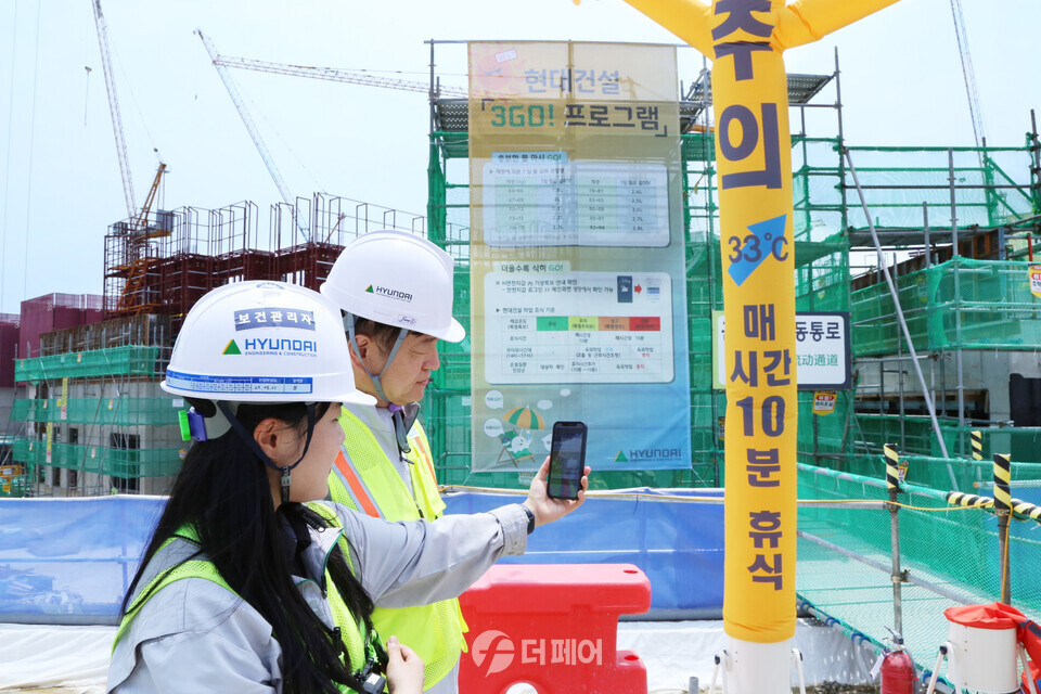 현대건설 황준하 CSO가 힐스테이트 회룡역 파크뷰 현장을 찾아 H안전지갑을 활용한 폭염특보 전파 상황을 점검하고 있다. / 사진제공=현대건설