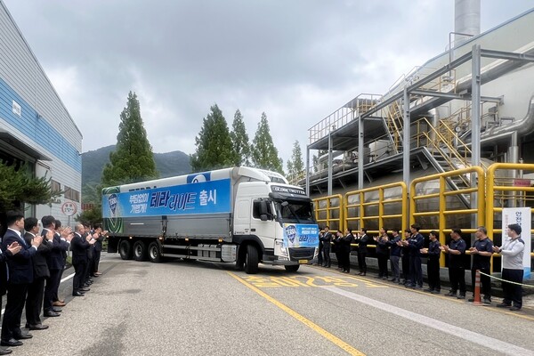3일 하이트진로 전주공장에서 테라 라이트가 첫 출고되고 있다. / 사진=하이트진로 제공