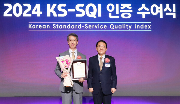 2일 서울 중구 소재 신라호텔 다이너스티홀에서 개최된 2024년 KS-SQI 상반기 1위기업 인증수여식에서 강명수 한국표준협회 회장(오른쪽)과 박영세 KB국민은행 소비자보호그룹 부행장(왼쪽)이 기념사진을 촬영하고 있다.   사진=KB국민은행