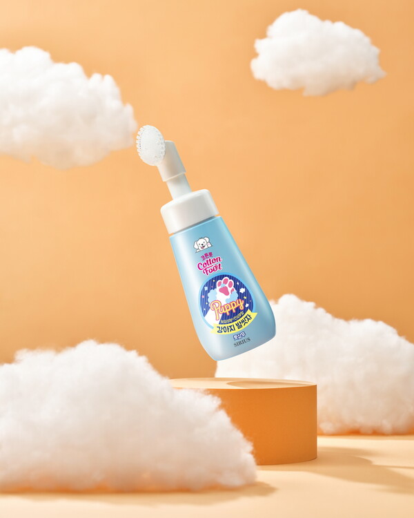 산책 후 강아지 발 씻기기가 고민인 고객들을 위해 LG생활건강이 강아지용 풋샴푸인 ‘강아지 발씻자’를 선보인다.