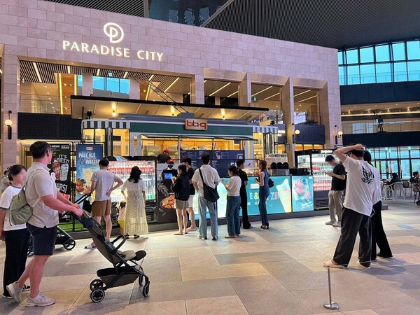 BBQ가 핫플레이스로 떠오르고 있는 인천 파라다이스시티의 대규모 실내 광장 플라자 1층에서 팝업스토어를 오픈했다. 사진= BBQ치킨