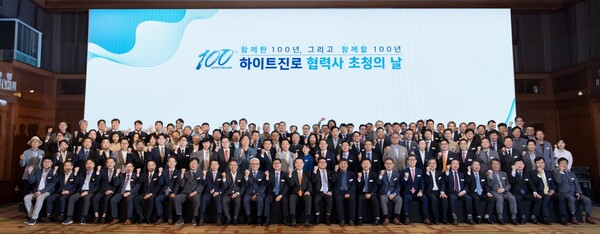 하이트진로는 100주년을 맞아 지난 1일 협력사 100곳을 초청해 행사를 진행했다.