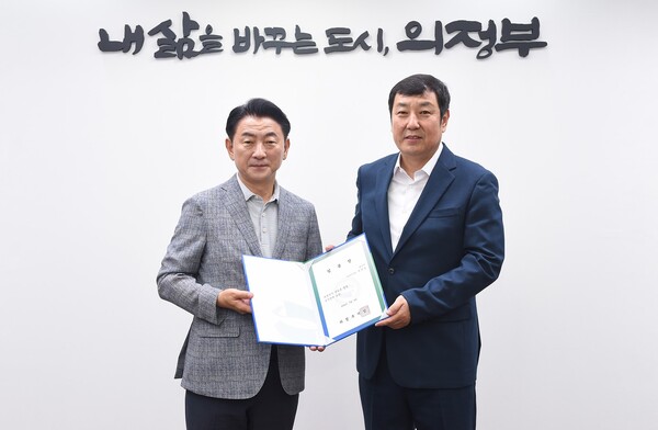 박성남 부시장(사진 오른쪽)이 7월 8일 김동근 시장으로부터 임용장을 받은 뒤 함께 기념사진을 찍고 있다. 사진=의정부시