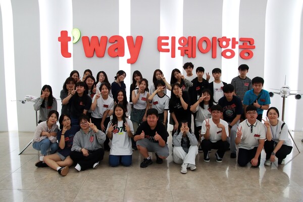 지난 8일 오후 티웨이항공 훈련센터에서 객실 승무원 체험 활동에 참여한 속초양양지역 중학생들이 교육 후 기념사진 촬영을 하고 있다 / 사진=티웨이항공