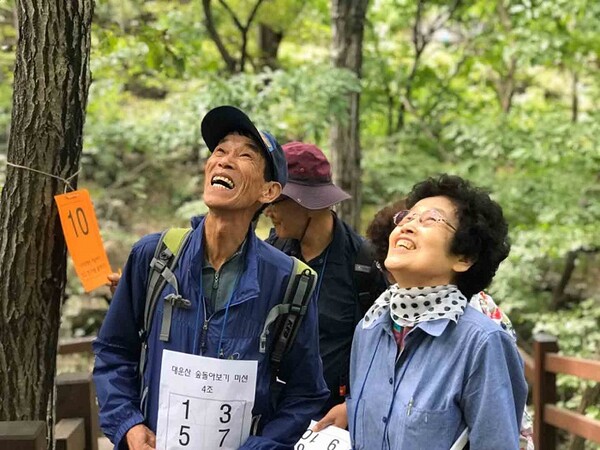 복권기금으로 운영되는 ‘취약계층 숲체험교육’에 참여한 참가자들이 산림 교육을 받으며 즐거워하는 모습. 사진=한국산림복지진흥원 제공 