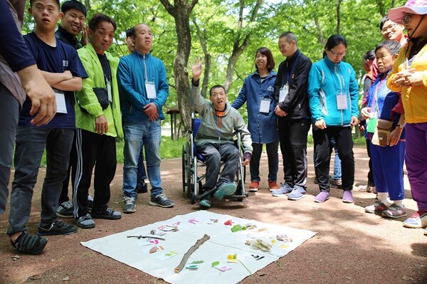 복권기금으로 운영 중인 ‘취약계층 숲체험교육’에 참여한 참가자들이 교육 수료 후 소감을 공유하는 모습. 사진=한국산림복지진흥원 제공 