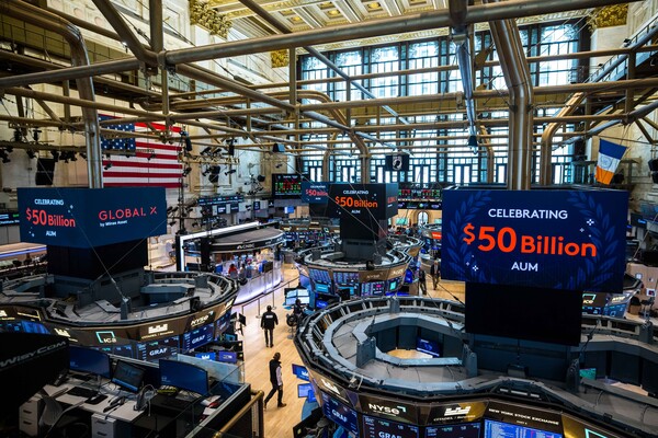 글로벌엑스 운용자산 500억 달러 돌파 기념 이미지 미국 뉴욕증권거래소(NYSE)에 게재돼 있다.  / 사진=미래에셋자산운용