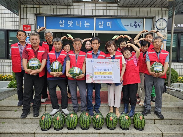살미면 지역사회보장협의체(공동위원장 이종문, 이성원)은 9일 관내 명예사회복지공무원들과 함께 어르신들이 무더운 날씨에 건강한 여름을 보낼 수 있도록 ‘무더위극복 건강 수박’ 50개를 경로당, 무더위쉼터, 요양시설 25개소에 전달했다. 사진=충주시