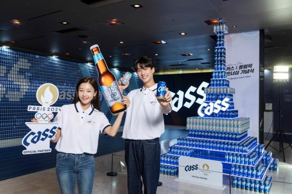 오비맥주 카스 모델들이 지난달 26일 서울 워커힐호텔에서 진행된 올림픽 파트너십 기념식 행사에서 팀 코리아 선전을 기원하고 있다. 사진= 오비맥주