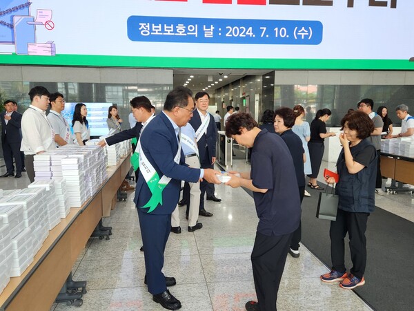 지준섭 농협중앙회 부회장(단체사진 왼쪽에서 다섯번째)과 주요 임직원들이 10일‘정보보호의 날(매년 7월 둘째주 수요일)’을 맞아 범농협 정보보호 캠페인을 실시했다. 사진=농협