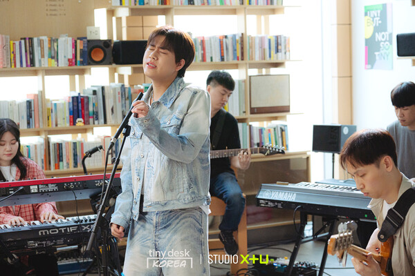LG유플러스의 콘텐츠 전문 스튜디오 STUDIO X+U가 음악 콘텐츠 ‘타이니 데스크 코리아’를 관객과 함께하는 콘서트 형태로 새롭게 단장해 공개하며 콘텐츠 라인업 강화에 나선다. ‘타이니 데스크 코리아 2024’ 이무진편 촬영 스틸컷. / 사진=LG유플러스