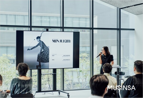 브랜드 민주킴의 디렉터인 김민주 디자이너가 지난 11일 무신사 패션 장학생을 대상으로 강연하는 모습 / 사진=무신사