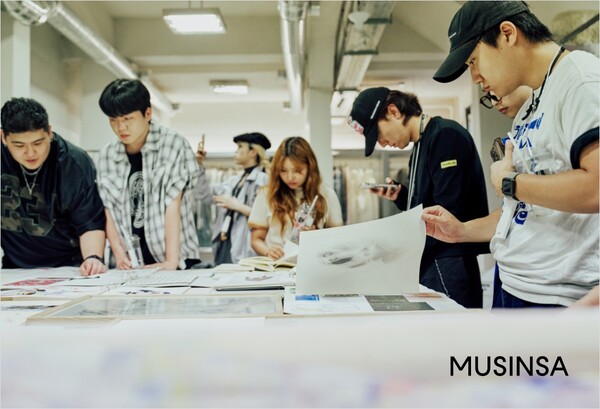 지난 11일 서울 안국동에 위치한 _민주킴_ 브랜드 작업실을 방문한 무신사 패션 장학생들이 작업 과정을 살펴보는 모습 / 사진=무신사