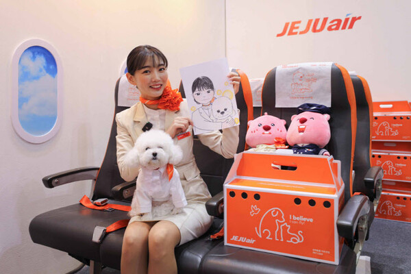 ‘2023 MEGA ZOO’ 전시회에서 제주항공 객실 특화서비스팀 ‘일러스타팀’ 소속 승무원들이 체험존을 방문한 고객들의 반려견의 캐리커쳐를 그려주는 이벤트를 진행했다. 사진= 제주항공