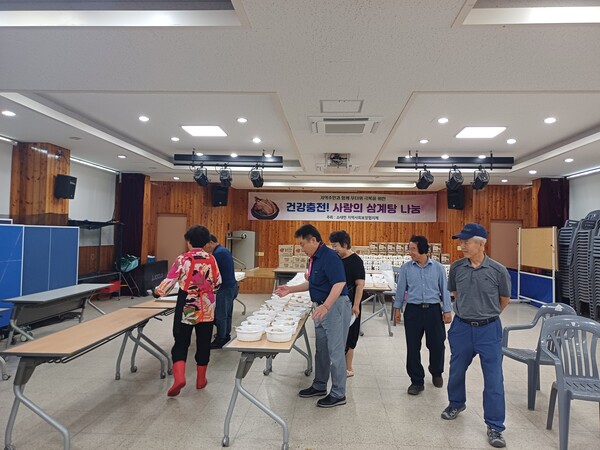 소태면 지역사회보장협의체(이하 지사협)는 지난 11일 소태문화회관에서 복날 맞이 관내 취약계층 어르신 등을 위해 삼계탕을 준비했다.