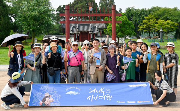 김동근 시장이 7월 13일 ‘의정부 시간여행’ 1일 가이드로 나서 여행객들과 함께 기념사진을 찍고 있다. 사진=의정부
