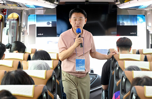 김동근 시장이 7월 13일 ‘의정부 시간여행’ 1일 가이드로 나서 여행객들에게 의정부의 역사를 설명해 주고 있다.