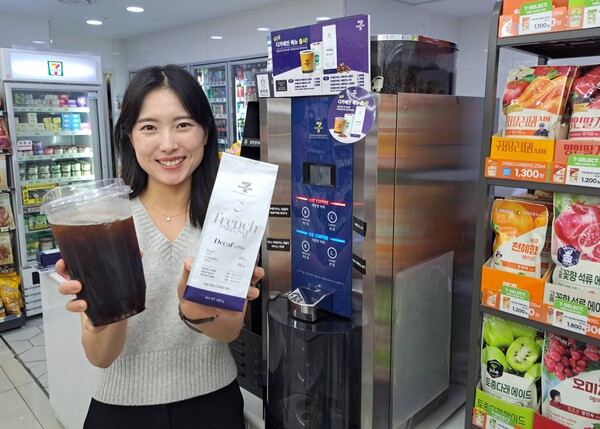 세븐일레븐은 이달 15일부터 전국 200여 점포에서 ‘세븐카페 디카페인’을 판매한다고 밝혔다.  사진=세븐일레븐