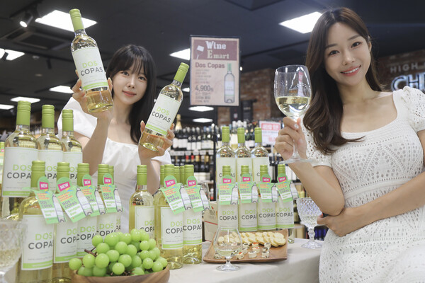 15일 월요일 오전 이마트 청계천점에서 모델들이 '도스코파스' 신상품 '소비뇽 블랑'을 소개하고 있다. 이마트는 칠레산 화이트 와인 ‘도스코파스 소비뇽 블랑(Dos Copas Sauvignon Blanc)’을 4,900원에 출시했다. 사진=이마트 